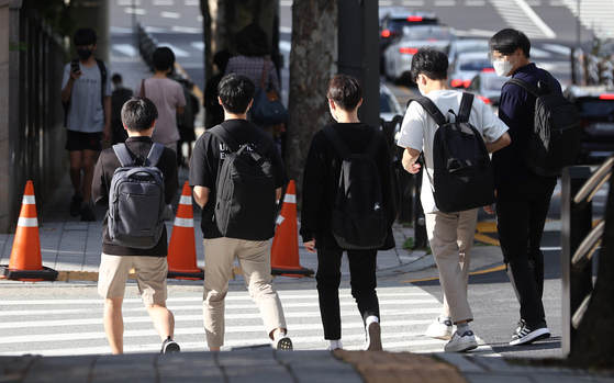 지난달 23일 서울 강남구 한 학교에서 학생들이 하교를 하고 있다.   연합뉴스