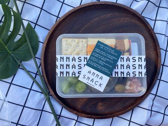 안나스낵 로고가 돋보이는 패키지의 모습. [사진 양나희]