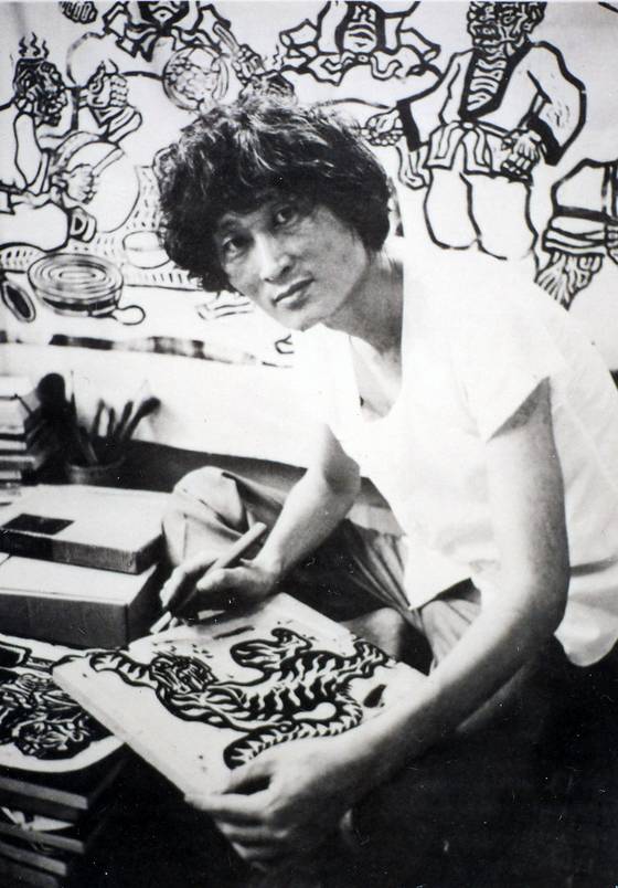 김지하의 시집 『황토』,『오적』등을 비롯한 많은 책에 표지화나 삽화 판화로 동참한 화가 오윤. [사진 가나아트]