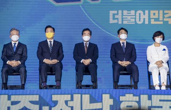 더불어민주당 대통령선거 후보자 선출을 위한 광주·전남 합동연설회가 열린 지난달 25일 오후 광주 서구 김대중컨벤션센터 1층 다목적홀에서 각 후보들이 무대 위에서 득표 결과 발표를 듣고 있다. 왼쪽부터 이재명. 김두관, 이낙연, 박용진, 추미애 후보. [연합뉴스]