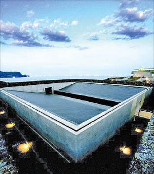 땅속에 숨은 듯한 제주 유민미술관.