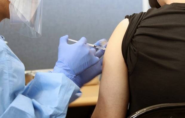 백신 미접종자를 사적 모임에서 제외했다는 사연이 알려지면서 네티즌들의 갑론을박이 벌어졌다. /사진=연합뉴스