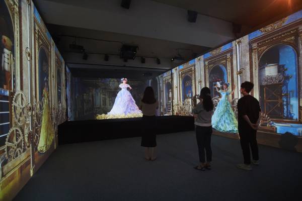 예술의전당은 음악당 지하 1층에 개관한 홀로그램 전용관에서 실감형 콘텐츠 ‘조수미 홀로그램 미니 콘서트- 빛으로 그린 노래’를 선보이고 있다. 오페라 ‘마술피리’ 중 밤의 여왕 아리아, 드라마 명성황후 OST ‘나 가거든’, 오페라 ‘호프만의 이야기’ 중 인형의 노래 등 조수미의 대표 레퍼토리 3곡이 17분간 공연된다. 전용관 내부는 프로젝션 맵핑 방식의 다채로운 미디어아트로 채워진다. 사진은 ‘호프만의 이야기’ 중 인형의 노래를 부르는 장면.  예술의전당 제공