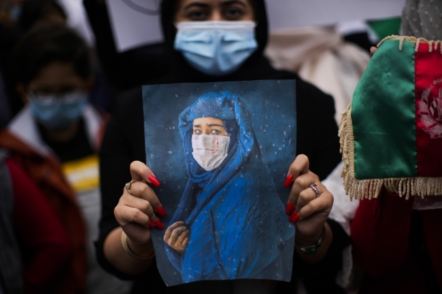 벨기에 수도 브뤼셀에 있는 유럽연합(EU) 본부 밖에서 아프가니스탄 사태에 대한 경각심을 일깨우기 위한 시위가 열려 한 여성이 아프간 여성의 사진을 들고 있다. AP뉴시스