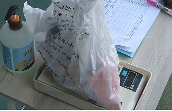 그린포인트 적립을 위해 쓰레기 무게를 재는 모습. 가야산 국립공원 유튜브 캡처