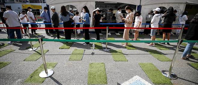 1일 오후 서울 강남구보건소에 설치된 코로나19 선별진료소를 찾은 시민들이 검사를 받기 위해 대기하고 있다. / 사진=뉴시스