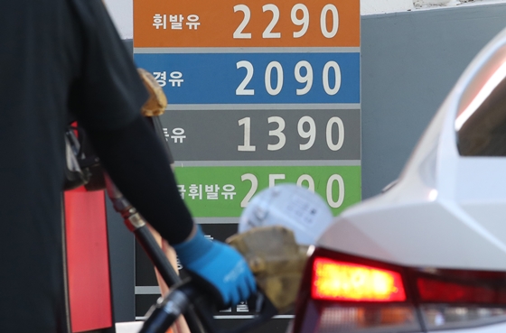 국제유가가 하반기 공급 부족 우려로 상승세를 보이면서 전국 주유소 휘발유 가격도 상승세를 이어갔다. 서울 시내 한 주유소에 유가 정보가 표시돼 있다. /사진=뉴스1