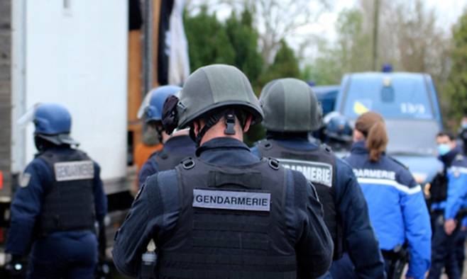 프랑스 경찰. 리외롱=AP뉴시스