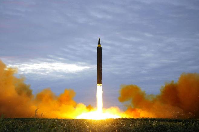 북한의 화성-12형 중거리 탄도미사일이 지상에서 발사되고 있다. 북한이 새로 개발한 극초음속 미사일은 화성-12형을 활용했을 가능성이 제기된다. 세계일보 자료사진
