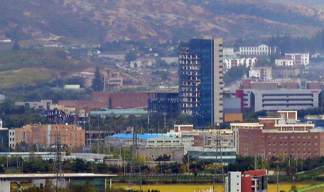 지난달 29일 오전 경기 파주시 도라전망대에서 북한 개성공단 일대의 남북공동연락사무소의 모습이 보이고 있다. 뉴시스