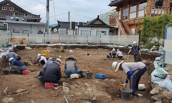 지난달 10일 경주 황리단길 인근에서 소규모 발굴이 한창 진행 중이다. 인접한 민가와 카페는 7세기 경 건물지를 조사하는 이 현장이 지금의 일상생활과 동떨어지지 않았음을 보여주는 듯하다