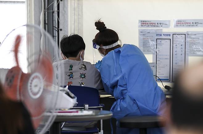 지난 1일 오후 서울 강구보건소에 설치된 코로나19 선별진료소를 찾은 시민들이 검사를 받기 위해 대기하고 있다.&nbsp; &nbsp; 뉴시스
