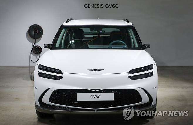제네시스 첫 전용 전기차 GV60 실물 공개 (서울=연합뉴스) 류효림 기자 = 서울 강남구 압구정동 카페캠프통에 마련된 제네시스 GV60 특별전시장에서 제네시스 첫 전용 전기차 GV60을 공개하고 있다. 2021.10.2 ryousanta@yna.co.kr