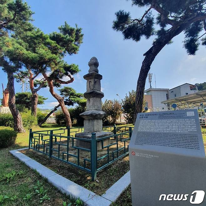 충북 옥천의 죽향초 안에 있는 죽향리사지 삼층석탑.© 뉴스1