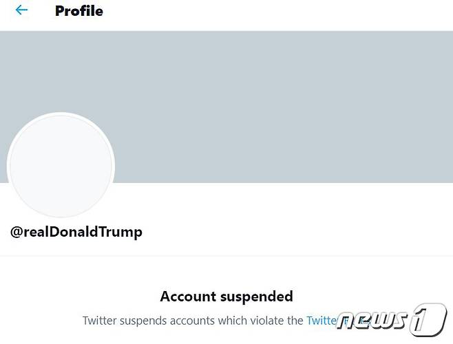 트위터가 8일(현지시간) 폭력을 더 조장할 위험이 있다며 도널드 트럼프 미국 대통령의 트위터 계정을 영구적으로 정지하는 조치를 취하기로 했다고 밝혔다. (트위터 캡처) 2021.1.9/뉴스1