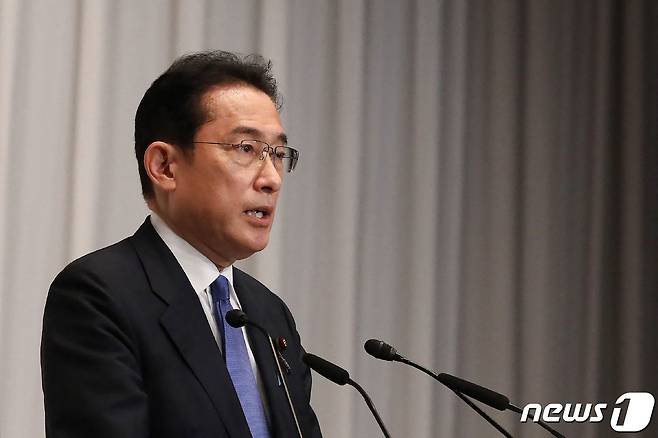 기시다 후미오 신임 자민당 총재가 29일 (현지시간) 도쿄 자민당 당사에서 당선 기자회견을 하고 있다. 기시다 총재는 내달 초 의회 선출 절차를 거쳐 총리로 정식 취임한다. © AFP=뉴스1 © News1 우동명 기자