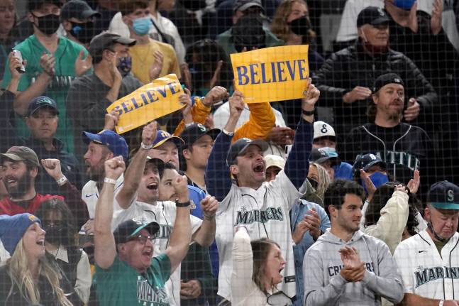 티모일 파크를 찾은 시애틀 매리너스 팬들이 2021시즌 팀의 슬로건 ‘우리는 믿는다(BELIEVE)’는 손문구를 흔들며 응원하고 있다. 시애틀은 3일 LA 에인절스를 6-4로 꺾어 최종일 와일드카드 티깃 불씨를 살렸다. 시애틀(워싱턴주)|AP연합뉴스