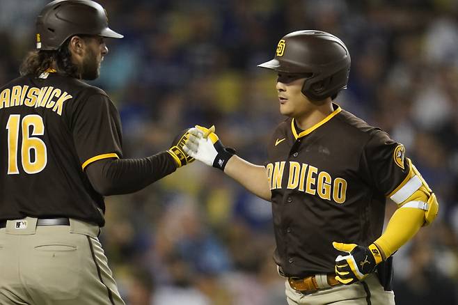 San Diego Padres' Ha-Seong Kim, right, celebrates with Jake Marisnick (16) after hitting a home run during the second inning of a baseball game against the Los Angeles Dodgers Thursday, Sept. 30, 2021, in Los Angeles. (AP Photo/Ashley Landis)







<저작권자(c) 연합뉴스, 무단 전재-재배포 금지>