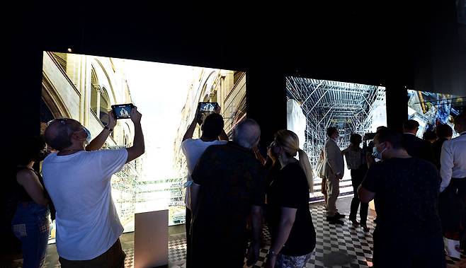 2020 두바이 엑스포 프랑스관에서 관람객들이 노트르담 성당 복원 전시관을 관람하고 있다. /코트라 제공