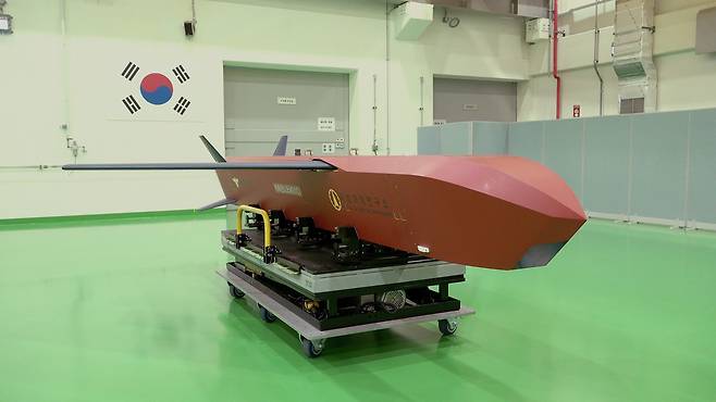 군 당국은 지난달 23일 국방과학연구소 주관으로 장거리 공대지 유도탄을 개발하고 있는 LIG넥스원 유도무기체계조립동에서 유도탄을 공개했다. 영상캡처=왕준열