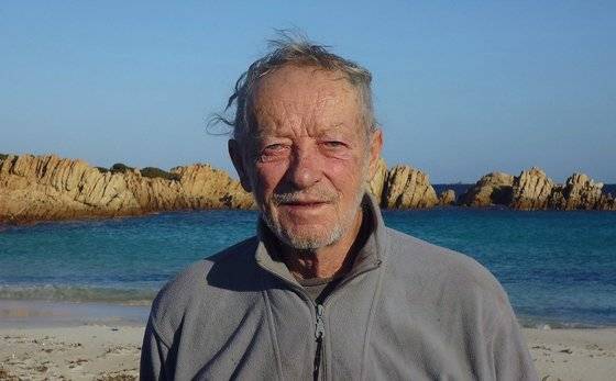 이탈리아 서쪽 해상 부델리섬에서 32년 간 홀로 살아온 마우로 모란디(82). 지난 5월 인근 마델라섬으로 이주했다. [mauro dabudelli 페이스북 캡처]