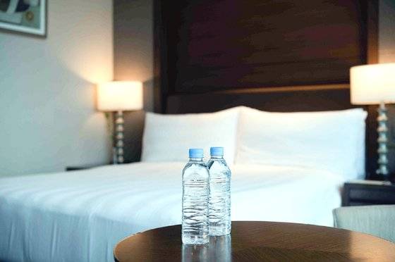 롯데호텔은 국내 호텔 최초로 객실에 무료로 제공하는 생수를 무라벨 생수로 교체했다. 사진 롯데호텔