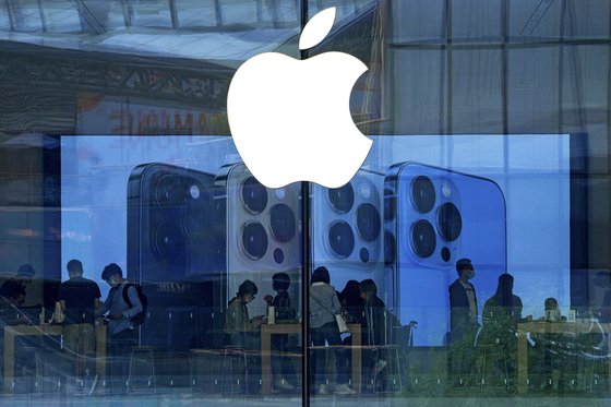 중국 베이징의 애플스토어에 아이폰13이 전시된 모습 [AP=연합뉴스]