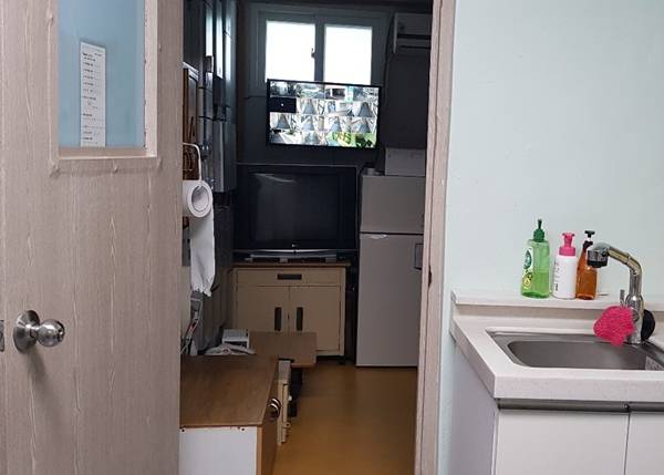 30일 서울 한 중학교 당직실의 모습. 비좁은 당직실에 취사를 위한 냉장고 등 주방시설 함께 폐쇄회로(CC)TV 같은 보안설비가 들어차 있다. 민주노총 공공운수노조 전국교육공무직본부 서울지부 제공