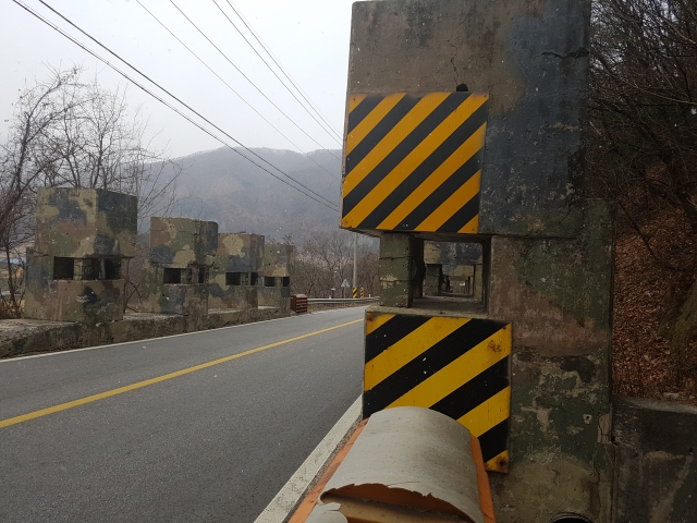 적 전차의 침투를 차단하기 위한 대전차 방어벽이 강원도 춘천 국도변에 설치돼있다. 뉴시스