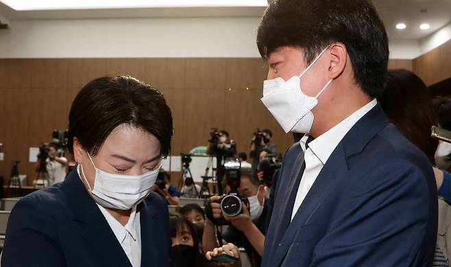 이준석 국민의힘 대표가 지난 8월25일 서울 여의도 국회 소통관에서 의원직 사퇴 의사를 밝힌 윤희숙 의원을 찾아와 사퇴를 만류하며 눈물을 흘리고 있다. /공동취재사진