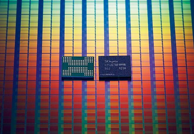글로벌 자동차용 반도체 수급 불안이 지속되고 있다. 사진은 SK하이닉스가 세계 최초로 양산에 성공한 ‘128단 4D 낸드. /사진=SK하이닉스