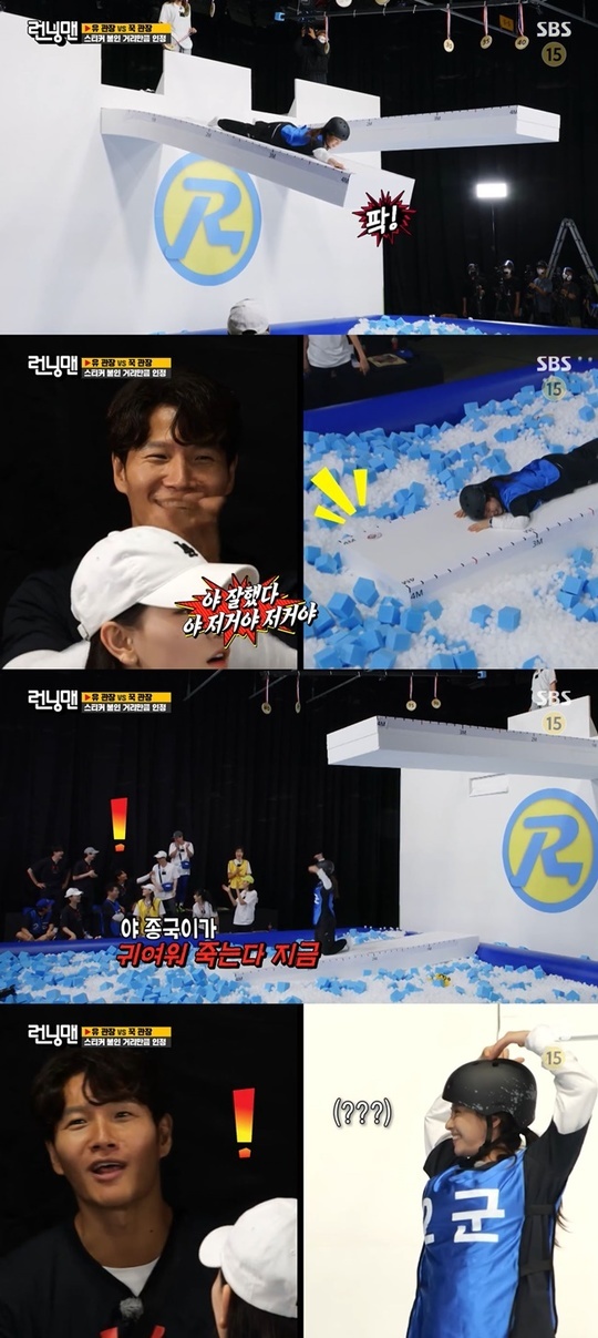 Yoo Jae-Suk has been immersed in the Song Ji-hyo - Kim Jong-kook love line today.On SBS Running Man broadcast on October 3, 2022 Running UEFA Champions League Newcomer Draft was decorated with the second round of the UEFA Champions League Rookie Draft, and the womens volleyball team Kim Yeon-kyung, Kim Hee-jin, Oh Ji-young, Yeom Hye-sun, Park Eun-jin, Ahn Hye-jin and Lee So-young appeared.In the second round of the game, Am On the Next Cliff was held on the day, and a sticker should be attached to the distance most far before the Styrofoam bridge falls.Yoo Jae-Suk team Jeon So-min was left prone on the styrofoam bridge in a state of panic.He then succeeded in retreating with a sticker attached to the crawling method, becoming the first survivor in the history of Styrofoam Bridge Game.At the same time Kim Jong-kook team Song Ji-hyo went out of hand; Song Ji-hyo chose a strategy of sticking stickers while flying.Kim Jong-kook, who saw this, praised Song Ji-hyos strategy, saying, Hey, thats it.Among them, Yoo Jae-Suk laughed and laughed, saying, Ji Hyo-ya is dying because she is cute.