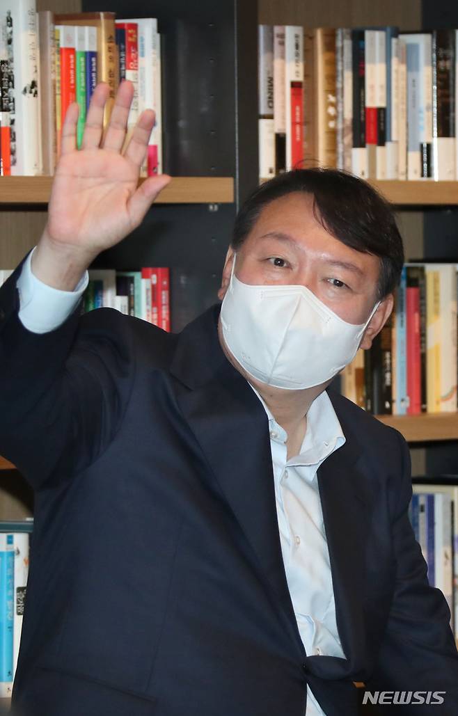 [서울=뉴시스] 국회사진기자단 = 국민의힘 대권주자인 윤석열 전 검찰총장이 3일 서울 강남구 최인아책방에서 열린 국민캠프 청년위원회 임명장 수여식에 참석해 손인사를 하고 있다. 2021.10.03. photo@newsis.com