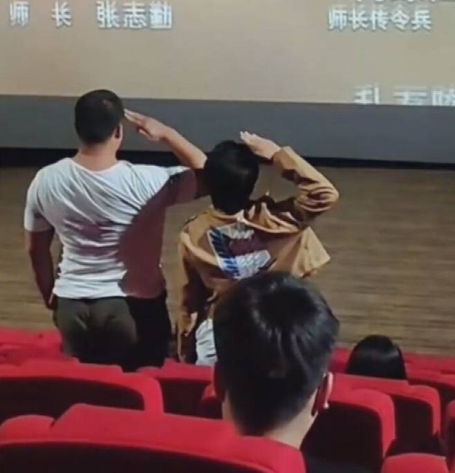 영화가 끝났는데도 자리를 뜨지 않고 거수경례를 하고 있는 중국인 관객 (출처=웨이보)