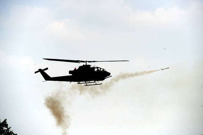 한국 육군 AH-1S 공격헬기가 표적을 향해 로켓탄을 발사하고 있다. 세계일보 자료사진