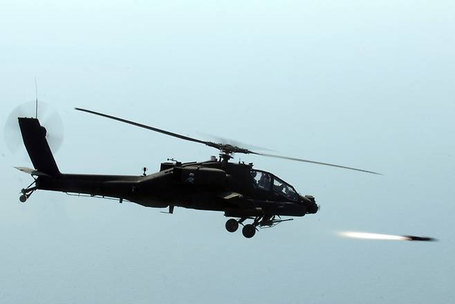 미 육군 AH-64 공격헬기가 헬파이어 미사일을 표적에 발사하고 있다. 미 공군 제공
