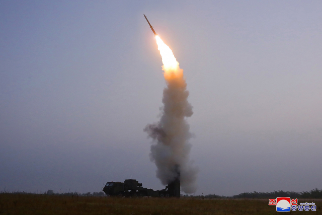 북한이 지난달 30일 신형 반항공미사일을 시험발사했다고 밝혔다. 사진은 조선중앙통신 화면 캡처. /연합뉴스