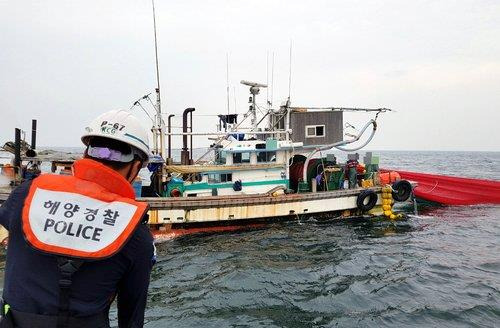 불법 어업 단속하는 해경  [군산해경 제공. 재판매 및 DB금지]