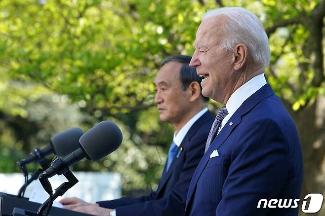 조 바이든 미국 대통령이 4월16일(현지시간) 워싱턴 백악관에서 스가 요시히데 일본 총리와 취임 후 첫 대면 정상회담을 한 뒤 공동 기자회견을 하고 있다. 두 정상은 이날 북한, 중국 문제에 협력하고 5G, 반도체 공급망에 공동 투자하기로 했다. © AFP=뉴스1 © News1 우동명 기자