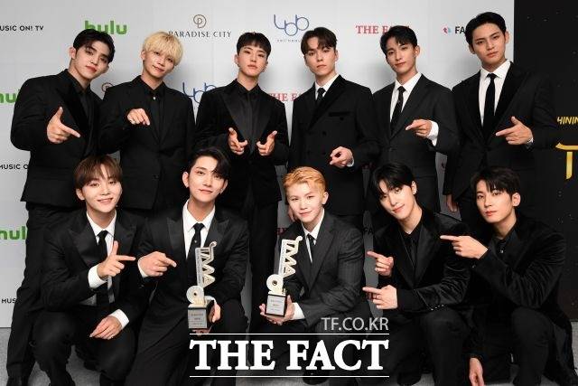 세븐틴은 지난 2일 인천 파라다이스 시티에서 열린 '2021 더팩트 뮤직 어워즈'에서 '올해의 아티스트'와 '월드 베스트 퍼포머' 상을 받으며 2관왕에 올랐다. /인천=남용희 기자