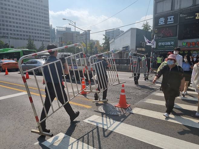 2일 오후 3시쯤, 경찰이 '50인 집회'가 신고된 경복궁역으로 철제 펜스를 설치하기 위해 옮기고 있다. 이날 이동욱 경기도 의사회 회장의 주최로 ‘정치방역 중단 촉구 및 코로나 감염 예방 강연회’라는 집회가 서울 종로구 교보빌딩 앞과 경복궁역 7번 출구 앞에서 각각 열렸다./김동현 기자