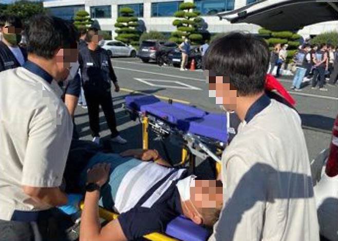 지난달 30일 현대차 울산4공장 노조원들로부터 폭행당한 전주 공장 노조 A의장이 들것에 실려가고 있다. /독자제공
