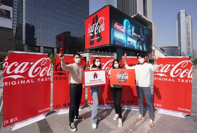 코카-콜라가 글로벌 슬로건 ‘리얼 매직’과 ‘허그’ 로고 공개에 이어 새로운 디자인의 아이콘 패키지를 선보였다. ⓒ코카-콜라