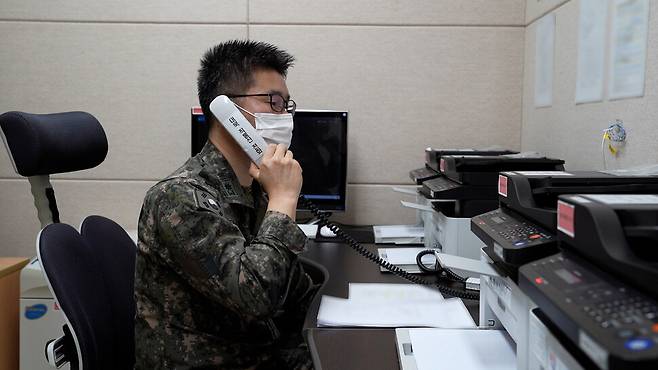 4일 오전 9시 국군 장교가 대북 직통연락선 전화로 조선인민군 연락관과 통화하고 있다. 이날 남북은 남북 공동연락사무소 직통연락선과 동·서해지구 군통신선을 복구해 남북 군사당국 간 유선통화, 문서교환용 팩스 송·수신 등을 재개했다. 국방부 제공