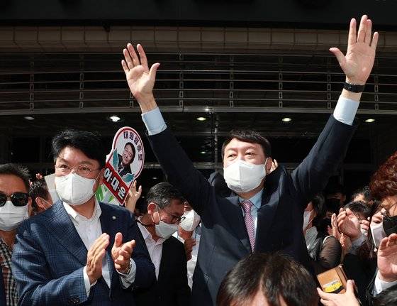 대선출마 후 두번째 부산을 방문한 국민의힘 윤석열 대선 경선 후보가 4일 부산 사상구 당협위원회 사무실을 찾아 지지자들에게 인사하고 있다. 연합뉴스