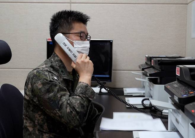 군 관계자가 4일 북한이 한·미연합훈련을 이유로 남북 간 연락채널을 단절한 지 55일 만에 복원된 군 통신선 시험 통화를 하고 있다. 연합뉴스