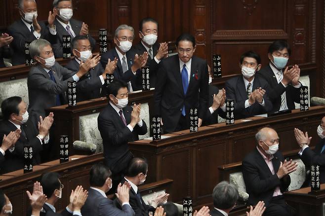 기시다 후미오 일본 자민당 총재(가운데)가 4일 국회에서 총리로 선출된 후 의원들로부터 박수를 받고 있다.  도쿄 | AP연합뉴스