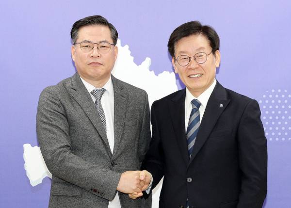 유동규 전 성남도시개발공사 기획본부장이 2018년 10월 1일 이재명 경기지사로부터 경기관광공사 사장 임명장을 받은 이후 이 지사와 찍은 기념사진. 경기도청 홈페이지