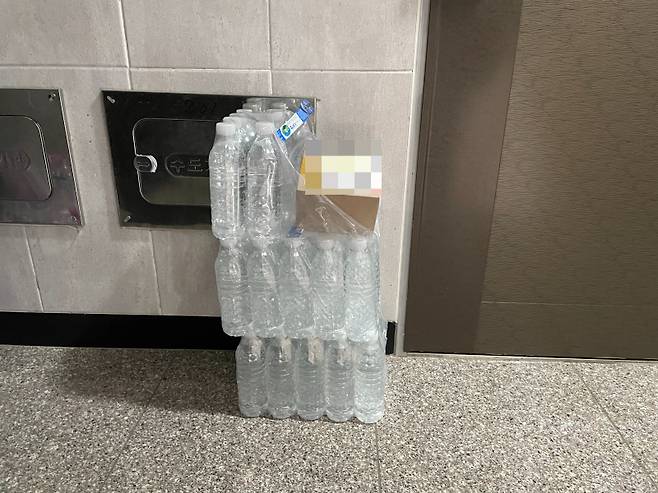 24일 오전. 서울 관악구의 한 원룸 주민이 생수통을 복도에 놓은 모습. 포장이 뜯겨진 채 몇 병만 사라져있다./사진=독자 제공