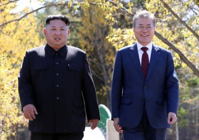 지난 2018년 9월 북한에서 열린 남북정상회담 기간 문재인 대통령(오른쪽)과 김정은 국무위원장(오른쪽)이 웃으며 같이 걷고 있다. /사진=AFP